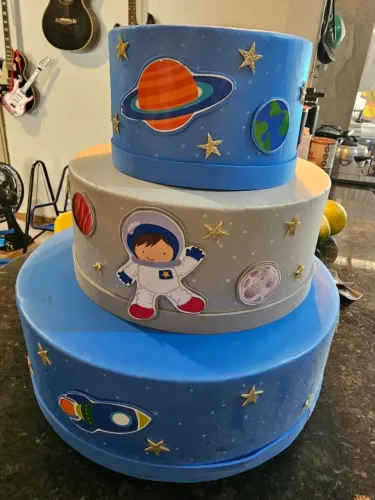 Bolo Fake tema Astronauta