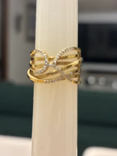 Deslumbrante anel de ouro 18 k e diamantes da Coliseu