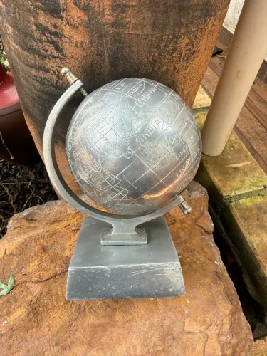 Globo terrestre antigo de chumbo