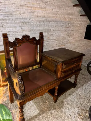 Cadeira com mesa lateral