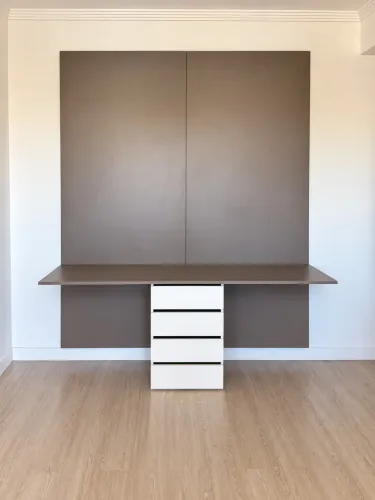 Painel para escritório com mesa e gaveteiro