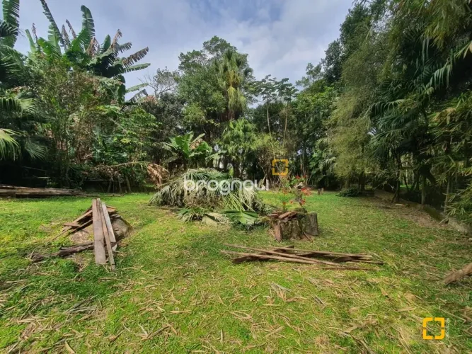 Casa a venda com amplo terreno em Santo Antônio de Lisboa.