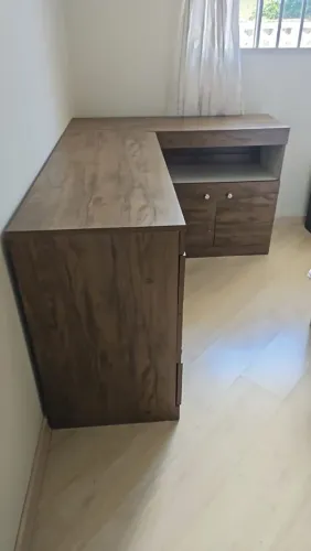 Mesa de escritório em L 