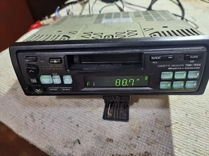 Vendo um toca fita antigo Alpine mod. TDM-7544 bonito e tudo funcionando
