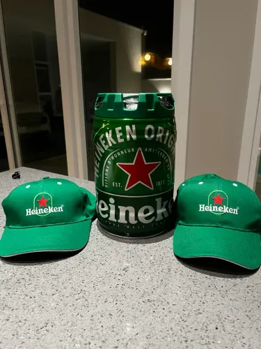 Barril de chopp Heineken + bonés 
