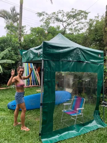Tenda piramidal 2x2 verde com 3 fechamentos laterais transparente 