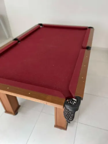 Mesa de sinuca com tampa e 2 tacos