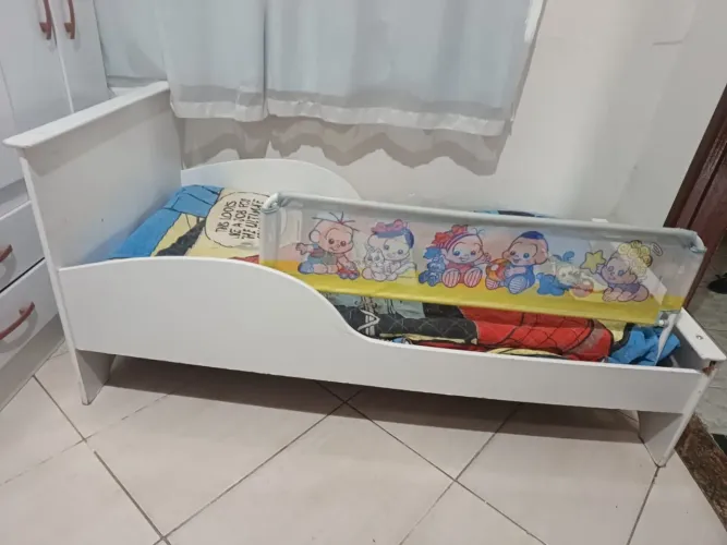 Cama Infantil branca grande, com aparador