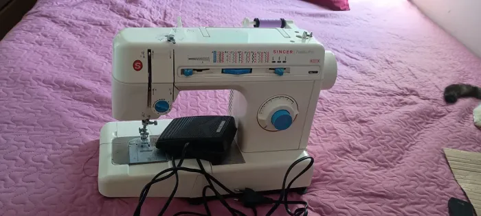 máquina de costura Singer,em ótimo estado de conservação,falta só a lampada