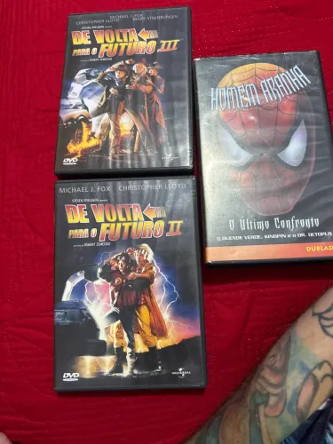 2 DVDS DE VOLTA PARA O FUTURO E UM VHS HOMEM ARANHA