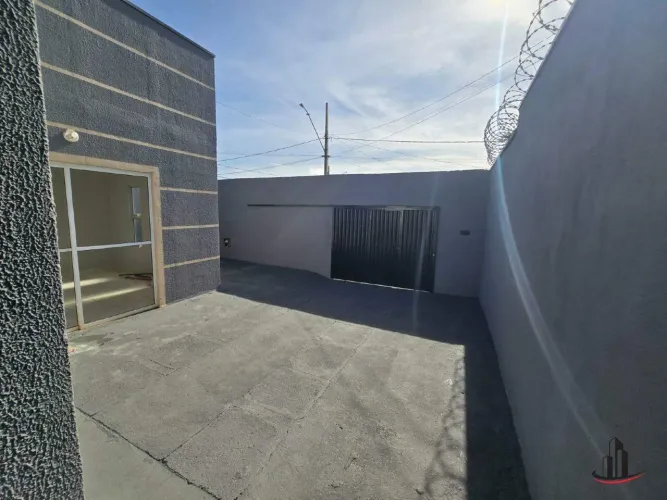 Casa em Ponto estratégico do bairro, 2 quartos, 1 banheiro, garagem para 2 carros, espaço 