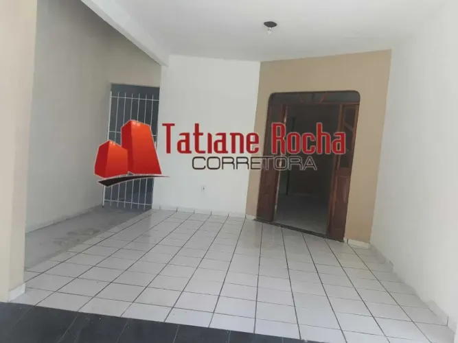 Alugo excelente casa em rua pública no bairro Parque Ipe.