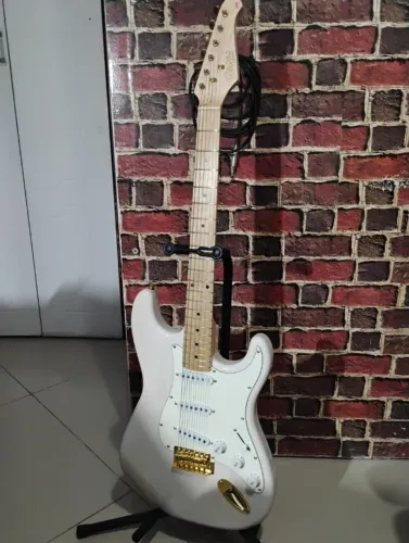 Guitarra Seizi Stratocaster Vintage Shinobi Ash SSS + Mooer GE100