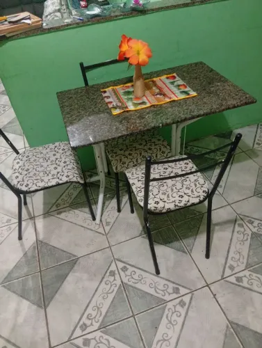 Vendo mesa granito com 3 cadeiras 500 reais