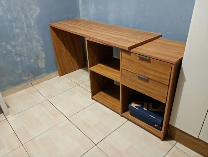 Escrivaninha dobrável com 2 gavetas. Tipo escritório.