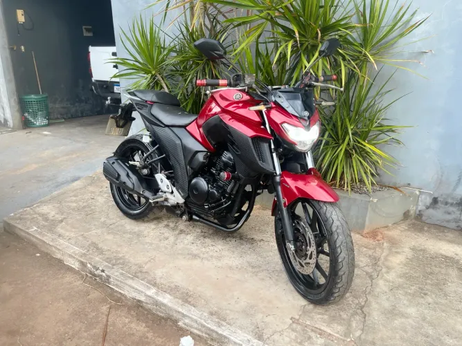 Fazer 250 vermelha, ano 2019