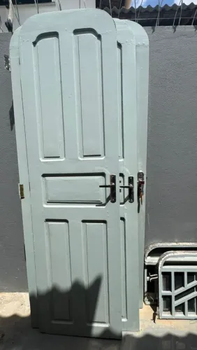 Lote: Portas Coloniais de Madeira (Arqueadas) + Grades de Ferro