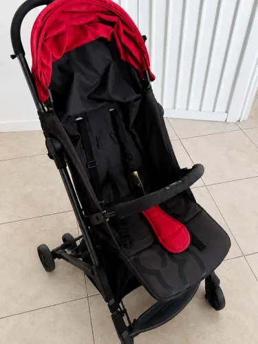 Carrinho de Bebê Galzerano Reclinável Preto e Vermelho - Leve, Compacto e Prático