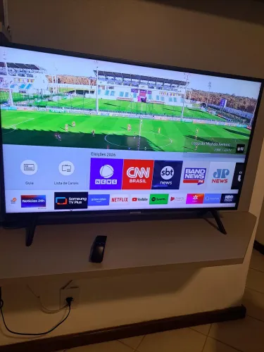 Smart TV Samsung 40 polegadas acompanha controle remoto e pezinhos.