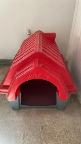 Vendo casinha plástica para cachorro da marca Clicknew, nas cores vermelha e cinza