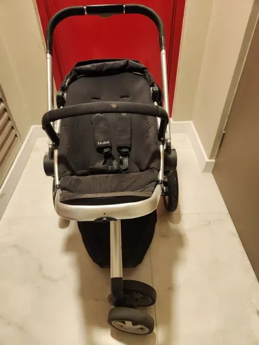 Carrinho de bebê + bebê conforto + base para carro