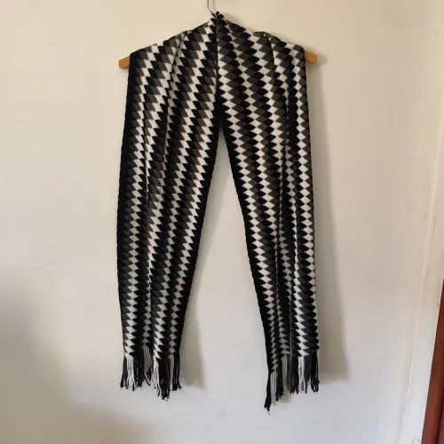 Cachecol De Tricô Geométrico Preto E Branco Com Franjas - Unissex