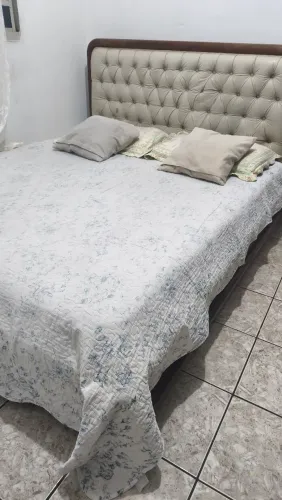 Cama de casal de madeira antiga