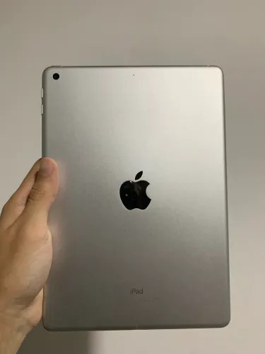 iPad 5ª Geração 32GB Prata | Estado de Novo + Capinha