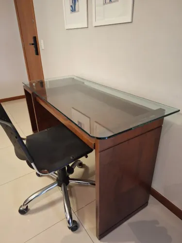 MESA DE ESCRITÓRIO COM TAMPO EM VIDRO