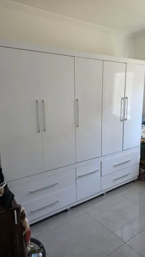 Guarda-roupa casal. 5portas, 4 gavetas e 1 sapateira 