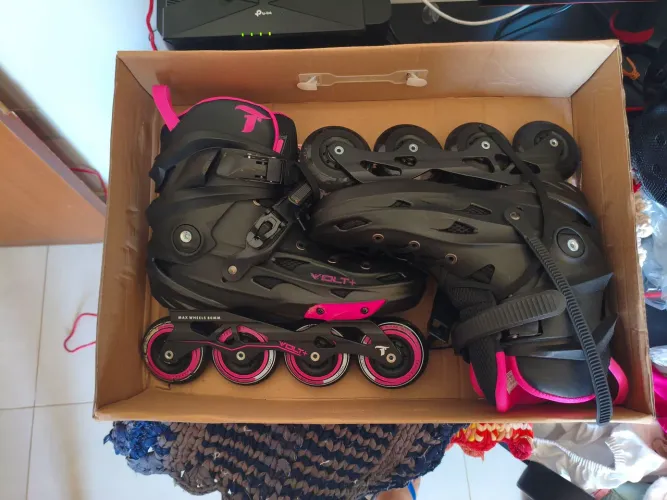 Patins em linha Traxart Volt+, 41/42, +capacete e kit de proteção