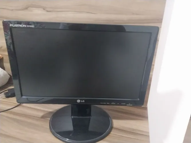Monitor LG 16,5 polegadas .