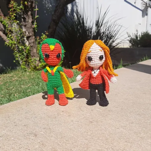 Bonecos Amigurumi Wanda e Vision Feiticeira Escarlate