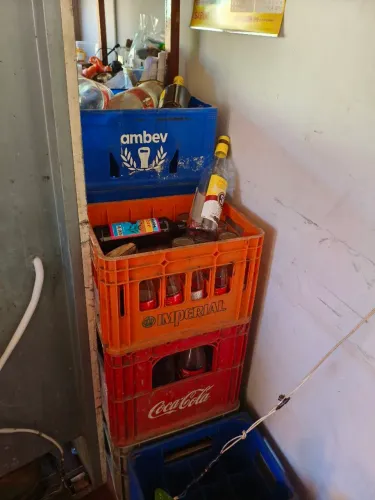 3 Freezer com tudo dentro mais balcão mais prateleira 4 jogos de mesa e cadeira tudo