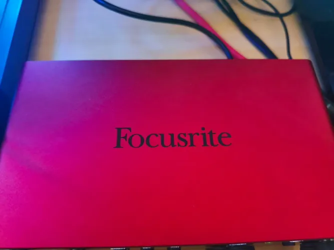 interface de áudio focusrite 2i2 4 gen
