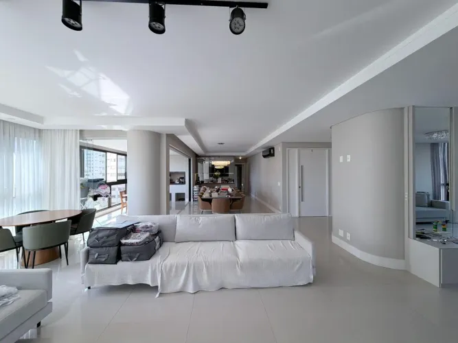 Apartamento com 4 suítes vista mar no Centro, Florianópolis.