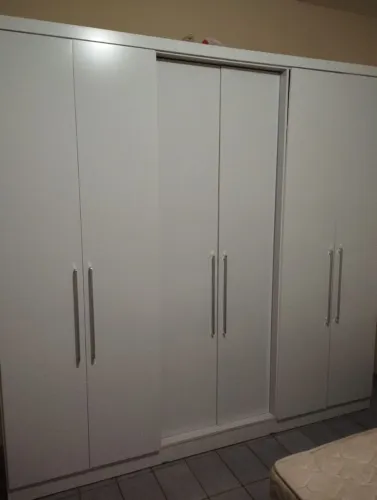 Guarda roupa + ki 2 mesa laterais.