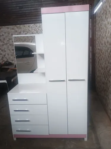 Lindo guarda roupa 4 gavetas espelho e 2 portas 