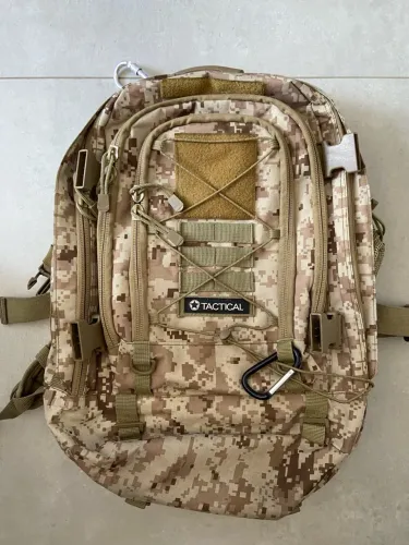 Mochila de Trilha Camuflada com Cinto e Bolsos Utilitários