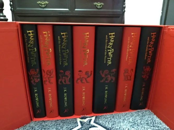 Coleção em inglês capa dura Harry Potter Hogwarts House Editions Gryffindor 