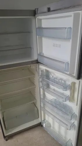 Geladeira,inox, está funcionando normalmente, só está com adesivos, porém em ótimo estado