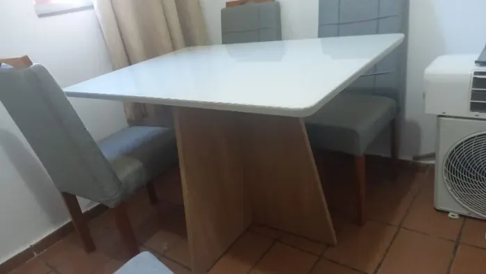 Mesa de jantar Com 4 cadeiras Cimol Maitê possui um tampo de vidro