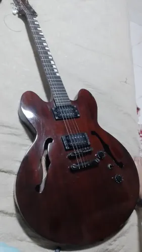 Vendo Guitarra semiautomática em ótimo estado de conservação.