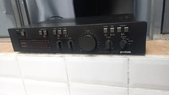Amplificador gradiente modelo ia2 esotech 
