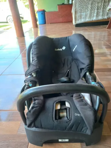Vendo Bebê Conforto Safety 1st One-Safe, acompanhado da base original para instalação no v