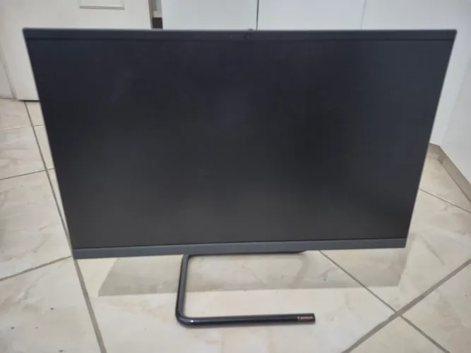 Computador All in One Lenovo LEIA a descrição 