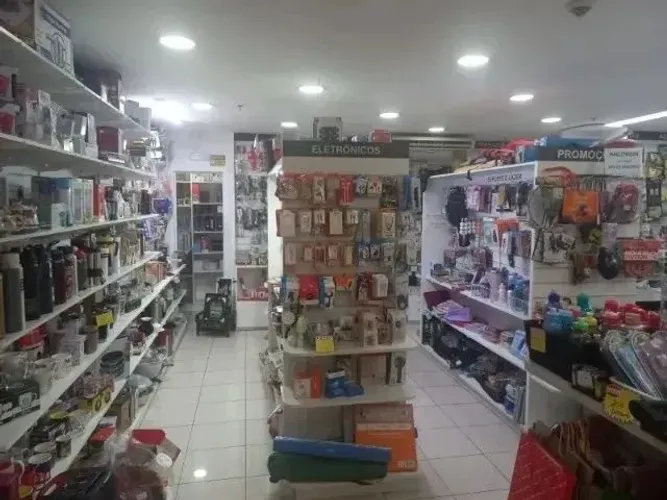 gondola para loja com canaletados e gancheiras