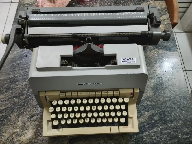 Máquina de datilografia para colecionador em perfeito estado de uso 