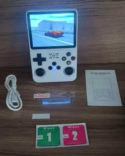 Console De Jogos Retro R36S Com Sistema Linux Tela 3,5 Polegadas 64Gb Cor Branco Ou Roxo