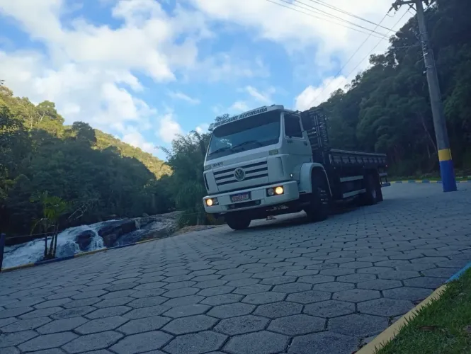 Volkswagen worker 13 170 branco toco